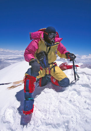 Marco Bianchi sulla cima dell'Everest. Foto Christian Kuntner