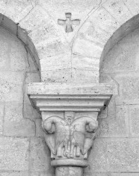 Chiesa di Sant'Antimo, Colonna con Croce e Sculture, Toscana, ItaliaINFO