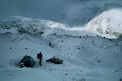 Krzysztof Wielicki alla base avanzata ai piedi del Cho Oyu (8.201 m), Tibet
