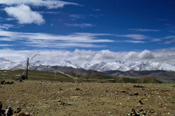 Il Lalung-La (5.050 m) e la catena himalayana vista da nord, Tibet