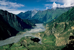 La Kali Gandaki tra il gruppo dell'Annapurna e quello del Dhaulagiri, Nepal