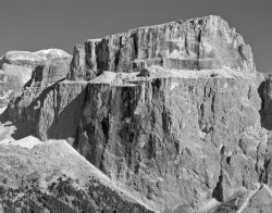 Piz Pordoi e Piz Boè da Passo Sella, Dolomiti, Italia
INFO