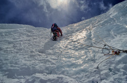 Christian Kuntner a 7.000 metri  durante la salita del Colle Nord dell'Everest, Tibet