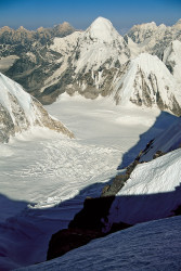 Il Pumori (7.161 m) e la catena Himalayana visti dalla Cresta Nord dell'Everest