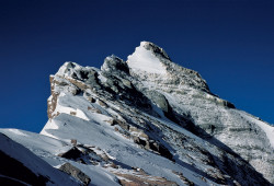 La piramide sommitale dell'Everest (8.848 m) e la Cresta Nord-Est, Tibet