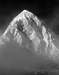 Pumori, Nebbie all'Alba, Himalaya, Nepal
INFO