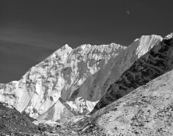 Cima Innominata con Luna, Gruppo del Baruntse, Himalaya, Nepal
INFO