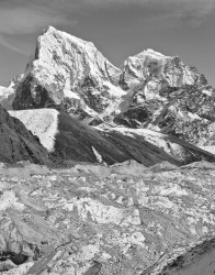 Cholatse, Taboche e Ghiacciaio Ngozumpa, Himalaya, Nepal
INFO