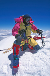 Marco Bianchi sulla vetta dell'Everest (8.848 m)