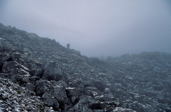 Risalita della morena sotto la parete Nord-Est del Manaslu (8.163 m), Nepal
