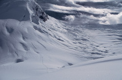 Il ghiacciaio ai piedi della parete Nord-Est del Manaslu (8.163 m), Nepal