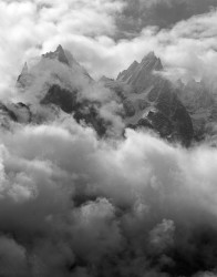 Aiguille des Grands Charmoz e Aiguille de Blaitière, Bufera, Gruppo del Monte Bianco, Francia
INFO