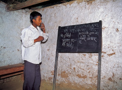 Studente nepalese durante la lezione, regione del Makalu