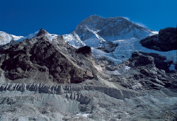 Il Makalu (8.463 m) dalla Valle del Barun, Nepal