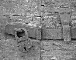 Porta con Lucchetto Arrugginito, Campo dei Mori, Cannaregio, Venezia, Italia
INFO