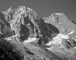 Pizzo Cengalo e Pizzo Badile, Mattino, Svizzera
INFO