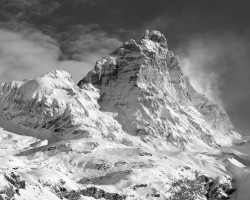 Cervino e Testa del Leone, Alba Invernale con Bufera, Valle d'Aosta, Italia
INFO