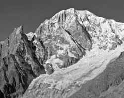 Monte Bianco e Aiguille Noire de Pueterey, Versante Brenva, Italia
INFO